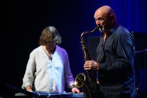 Koncert: Walk Away / Jazzowa jesień w TCK - Muzycy na scenie Kina Marzenie w trakcie występu, w świetle reflektorów.