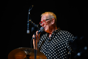 Koncert: Walk Away / Jazzowa jesień w TCK - Muzycy na scenie Kina Marzenie w trakcie występu, w świetle reflektorów.