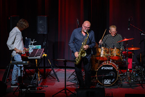 Koncert: Walk Away / Jazzowa jesień w TCK - Muzycy na scenie Kina Marzenie w trakcie występu, w świetle reflektorów.