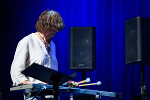 Koncert: Walk Away / Jazzowa jesień w TCK - Muzycy na scenie Kina Marzenie w trakcie występu, w świetle reflektorów.