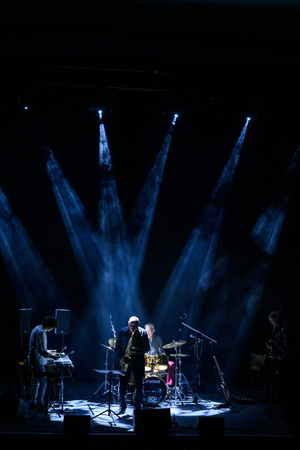 Koncert: Walk Away / Jazzowa jesień w TCK - Muzycy na scenie Kina Marzenie w trakcie występu, w świetle reflektorów.