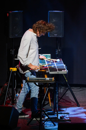 Koncert: Walk Away / Jazzowa jesień w TCK - Muzycy na scenie Kina Marzenie w trakcie występu, w świetle reflektorów.