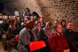 Koncert: Zaduszki - Damian Ukeje - Publiczność gromadząca się w Piwnicach TCK.