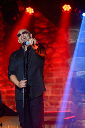 Koncert: Zaduszki - Damian Ukeje - Damian Ukeje na scenie Piwnic TCK