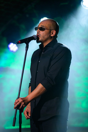 Koncert: Zaduszki - Damian Ukeje - Damian Ukeje na scenie Piwnic TCK