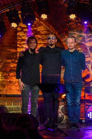 Koncert: Zaduszki - Damian Ukeje - Damian Ukeje z zespołem na scenie Piwnic TCK