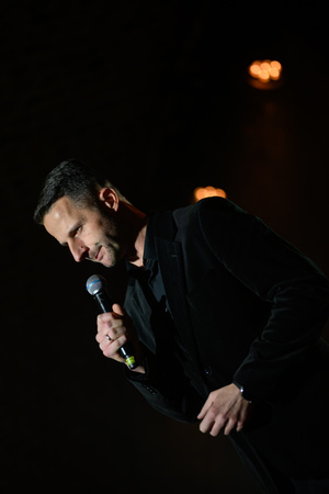 Koncert: Zaduszki - Damian Ukeje - Rozpoczęcie koncertu. Na scenie Sebastian Szafarz - konferansjer wita publiczność.