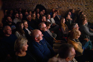 Koncert: Zaduszki - Damian Ukeje - Publiczność podczas koncertu zaduszkowego w Piwnicach TCK