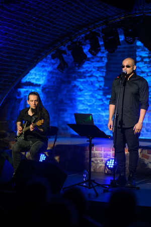 Koncert: Zaduszki - Damian Ukeje - Na scenie Piwnic TCK - Damian Ukeje z muzykami.