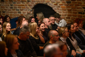 Koncert: Zaduszki - Damian Ukeje - Publiczność gromadząca się w Piwnicach TCK.