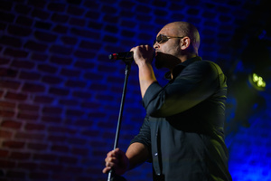 Koncert: Zaduszki - Damian Ukeje - Damian Ukeje na scenie Piwnic TCK