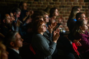 Koncert: Zaduszki - Damian Ukeje - Publiczność bijąca brawo dla wykonawców.