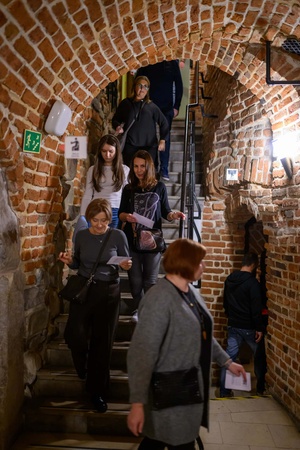 Koncert: Zaduszki - Damian Ukeje - Publiczność gromadząca się w Piwnicach TCK.
