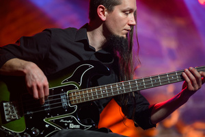 Koncert: Zaduszki - Damian Ukeje - Na scenie Piwnic TCK - Piotr Binkul grający na gitarze basowej.