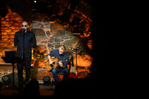 Koncert: Zaduszki - Damian Ukeje - Damian Ukeje z zespołem na scenie Piwnic TCK