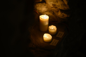 Koncert: Zaduszki - Damian Ukeje - Element scenografii - etykiety z nazwiskami nieżyjących artystów oświetlone świeczkami.