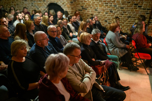 Koncert: Zaduszki - Damian Ukeje - Publiczność gromadząca się w Piwnicach TCK.