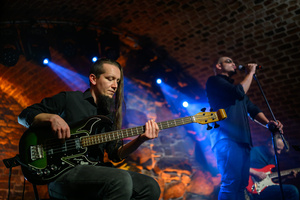 Koncert: Zaduszki - Damian Ukeje - Damian Ukeje z zespołem na scenie Piwnic TCK