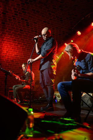 Koncert: Zaduszki - Damian Ukeje - Na scenie Piwnic TCK - Damian Ukeje z muzykami.