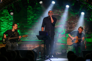 Koncert: Zaduszki - Damian Ukeje - Damian Ukeje z zespołem na scenie Piwnic TCK