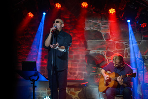 Koncert: Zaduszki - Damian Ukeje - Damian Ukeje z zespołem na scenie Piwnic TCK