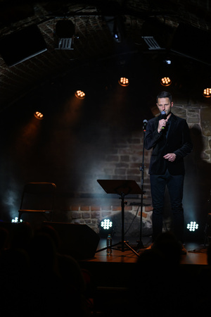 Koncert: Zaduszki - Damian Ukeje - Konferansjer Sebastian Szafarz otwierający koncert na scenie.