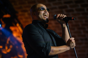 Koncert: Zaduszki - Damian Ukeje - Damian Ukeje na scenie Piwnic TCK