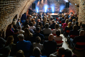 Koncert: Zaduszki - Damian Ukeje - Publiczność gromadząca się w Piwnicach TCK.