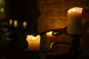 Koncert: Zaduszki - Damian Ukeje - Element scenografii - zapalone świece.