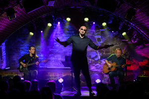 Koncert: Zaduszki - Damian Ukeje - Damian Ukeje z zespołem na scenie Piwnic TCK