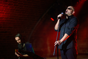 Koncert: Zaduszki - Damian Ukeje - Na scenie Piwnic TCK - Damian Ukeje z muzykami.