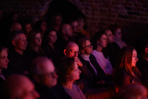 Koncert: Zaduszki - Damian Ukeje - Publiczność podczas zaduszkowego koncertu w Piwnicach TCK.