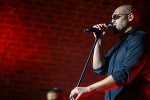 Koncert: Zaduszki - Damian Ukeje - Damian Ukeje na scenie Piwnic TCK