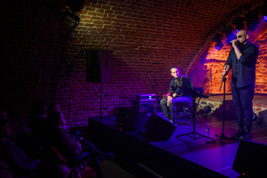 Koncert: Zaduszki - Damian Ukeje - Damian Ukeje z zespołem na scenie Piwnic TCK