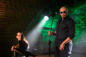 Koncert: Zaduszki - Damian Ukeje - Damian Ukeje z zespołem na scenie Piwnic TCK