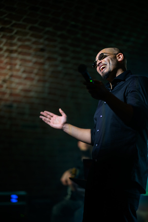 Koncert: Zaduszki - Damian Ukeje - Damian Ukeje na scenie Piwnic TCK