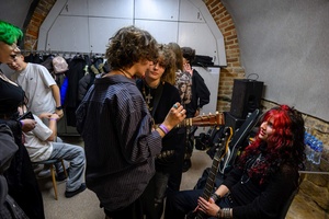 Koncert S.M.Rock - Backstage - uczniowie przygotowują się do występu na scenie.