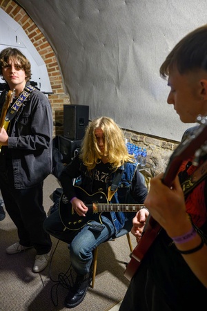 Koncert S.M.Rock - Backstage - uczniowie przygotowują się do występu na scenie.