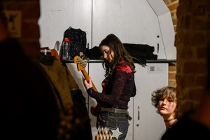 Koncert S.M.Rock - Backstage - uczniowie przygotowują się do występu na scenie.