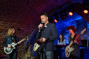 Koncert S.M.Rock - Konferansjer Sebastian Szafarz wita publiczność ze sceny.