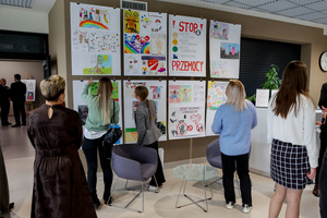 Inauguracja kampanii "Biała wstążka" - Wystawa w holu Domu Kultury