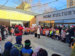 Choinka dzieci - Dzieci podczas akcji pod domem kultury