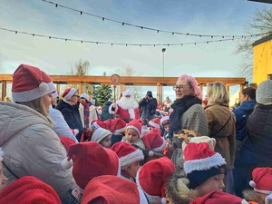 Choinka dzieci - Dzieci podczas akcji pod domem kultury