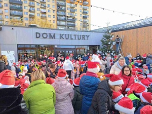 Choinka dzieci - Dzieci podczas akcji pod domem kultury
