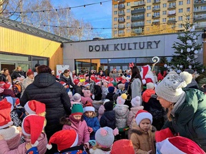 Choinka dzieci - Dzieci podczas akcji pod domem kultury