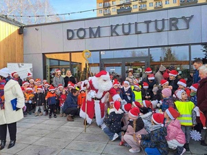 Choinka dzieci - Dzieci podczas akcji pod domem kultury