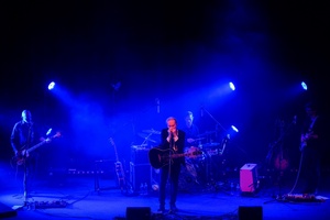 Koncert: John Porter - Helicopters'45 - Na scenie grający na harmonijce ustnej John Porter i jego zespół