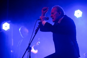 Koncert: John Porter - Helicopters'45 - Na scenie śpiewający John Porter, w tle grający na basie Jacek Szafraniec