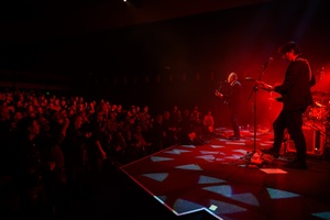 Koncert: John Porter - Helicopters'45 - Grający zespół Johna Portera oklaskiwany na stojąco przez publiczność