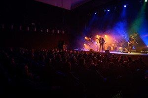 Koncert: John Porter - Helicopters'45 - Na scenie John Porter w interakcji z widzami